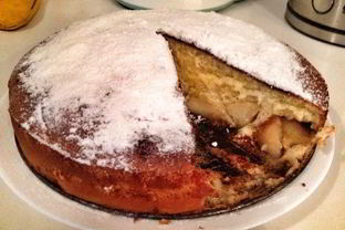 Шарлотка с яблоками в меде