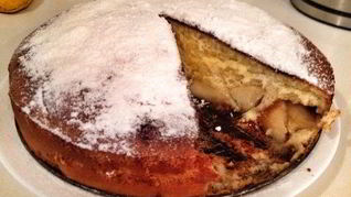 Шарлотка с яблоками в меде