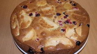 Шарлотка с яблоком и смородиной