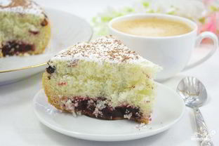 Шарлотка с ягодами в мультиварке