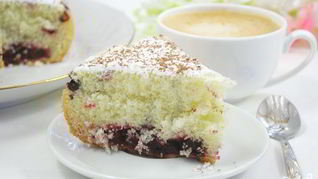 Шарлотка с ягодами в мультиварке