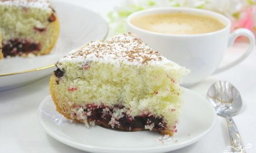 Рецепт шарлотки с ягодами в мультиварке