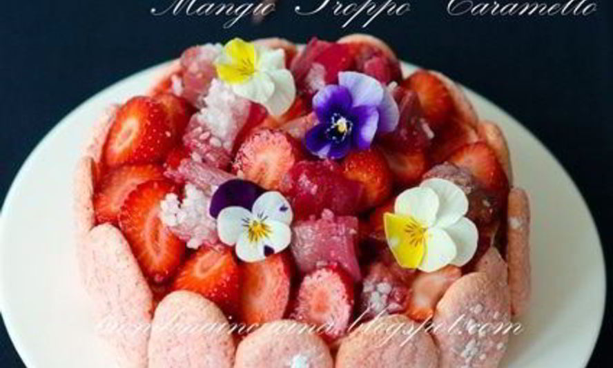 Рецепт шарлотки с запеченным ревенем, баварским фисташковым кремом и клубникой