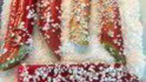 шарлотка с запеченным ревенем, баварским фисташковым кремом и клубникой