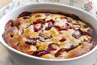 Шарлотка со сливами и коньяком