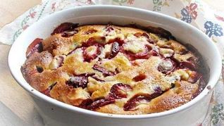 Шарлотка со сливами и коньяком