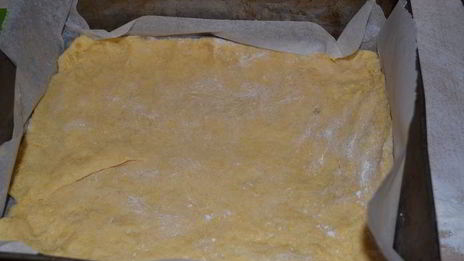 яблочная шарлотка под двухцветным бисквитом