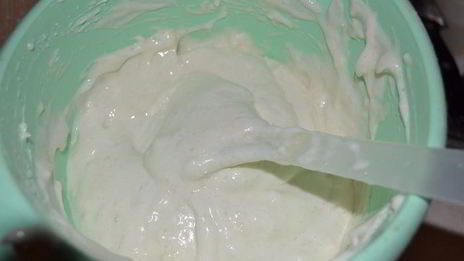 яблочная шарлотка под двухцветным бисквитом