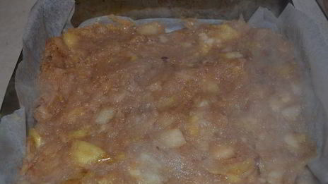 яблочная шарлотка под двухцветным бисквитом