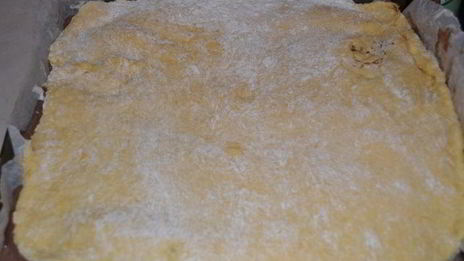 яблочная шарлотка под двухцветным бисквитом