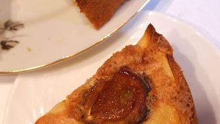 Яблочная шарлотка со сливами