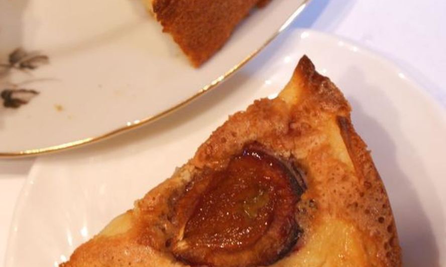 Рецепт яблочной шарлотки со сливами