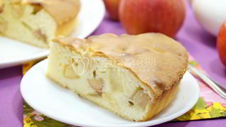 Заливная шарлотка с яблоками