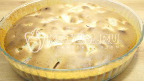 заливная шарлотка с яблоками