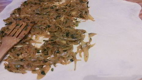 луковый штрудель на вытяжном тесте