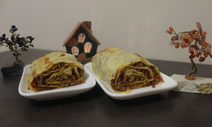 Рецепт мясного штруделя под соусом бешамель