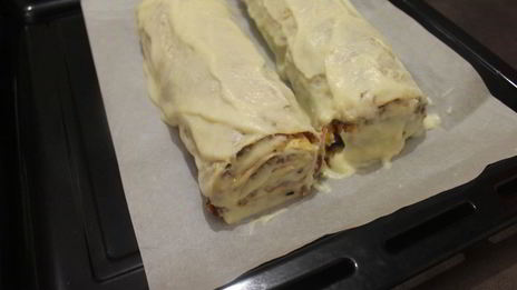 мясной штрудель под соусом бешамель