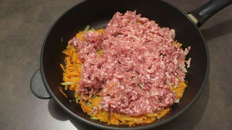 мясной штрудель под соусом бешамель