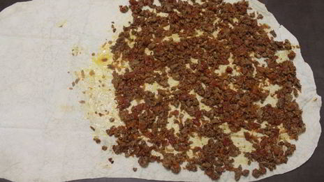 мясной штрудель под соусом бешамель