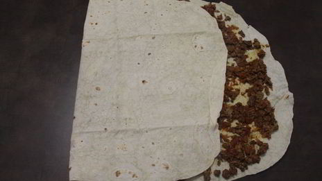 мясной штрудель под соусом бешамель