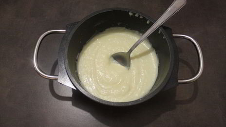 мясной штрудель под соусом бешамель