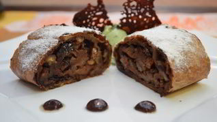 Шоколадный штрудель с грушей и миндалем