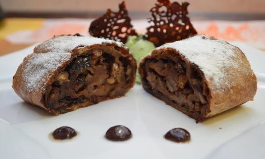 Рецепт шоколадного штруделя с грушей и миндалем