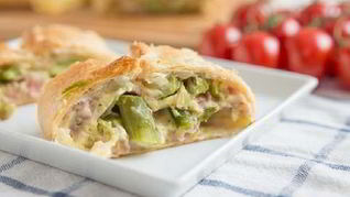 Штрудель из спаржи с ветчиной