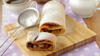 Штрудель из творожного теста с яблоками и клюквой