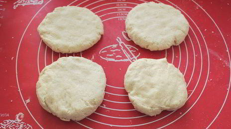 штрудель из творожного теста с яблоками и клюквой