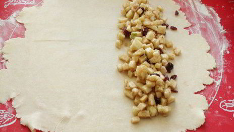 штрудель из творожного теста с яблоками и клюквой