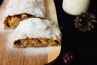 Штрудель с айвой, яблоками и маком