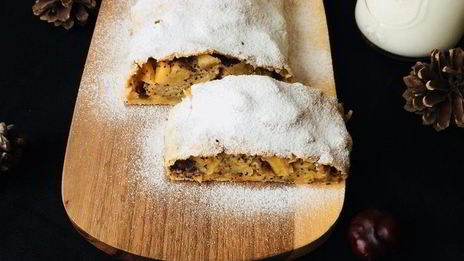 штрудель с айвой, яблоками и маком