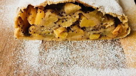 штрудель с айвой, яблоками и маком