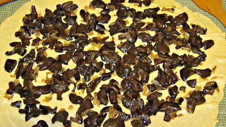 штрудель с лесными грибами и сыром бри