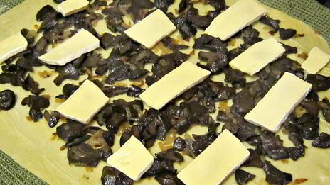 штрудель с лесными грибами и сыром бри