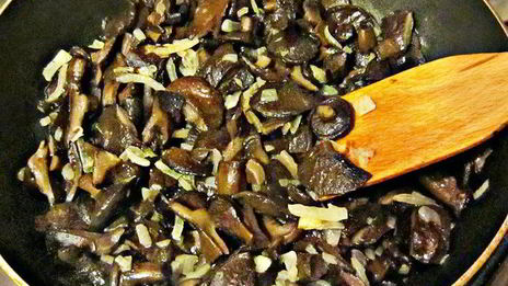 штрудель с лесными грибами и сыром бри