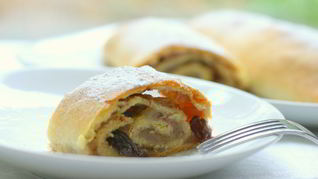 Штрудель с начинкой из яблочного повидла