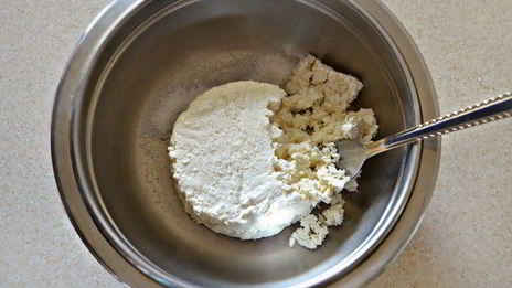 штрудель с творогом, малиной и грушей