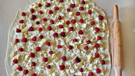 штрудель с творогом, малиной и грушей