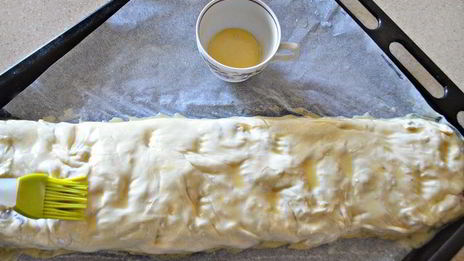 штрудель с творогом, малиной и грушей