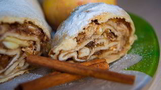 Штрудель с яблоками и изюмом