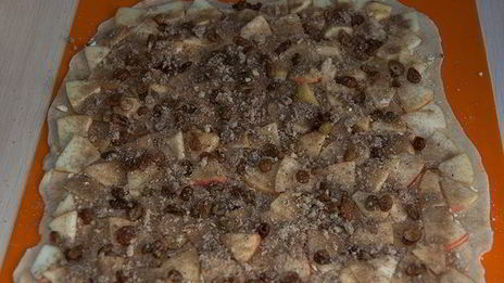 штрудель с яблоками и изюмом