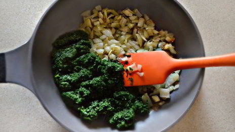 штрудель со свеклой, сыром и шпинатом