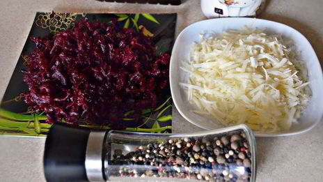 штрудель со свеклой, сыром и шпинатом