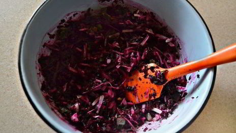 штрудель со свеклой, сыром и шпинатом