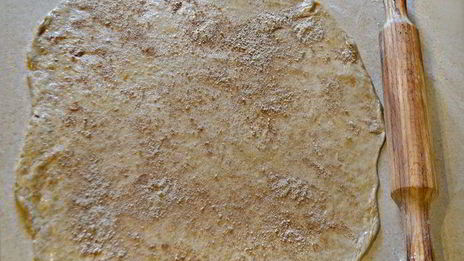 штрудель со свеклой, сыром и шпинатом