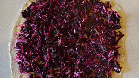 штрудель со свеклой, сыром и шпинатом