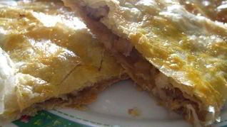 Штрудель яблочный из слоеного теста