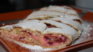 Ванильный штрудель с яблоком, сливами и творогом